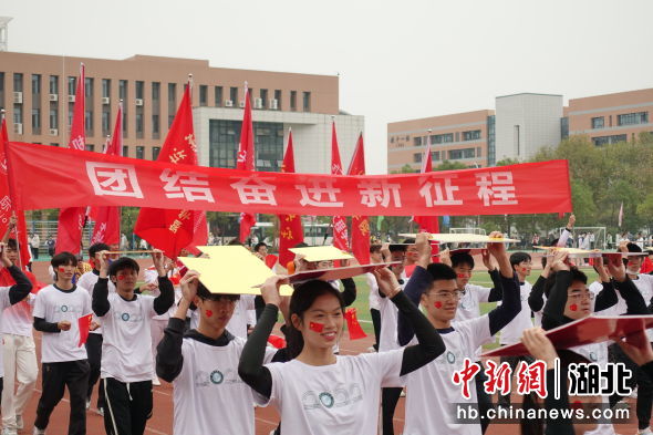 师生百人健步走 杨天羿 摄